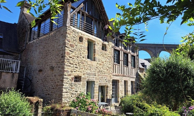 Lanvallay Apartment | Stylish apartment in unique position with stunning river views