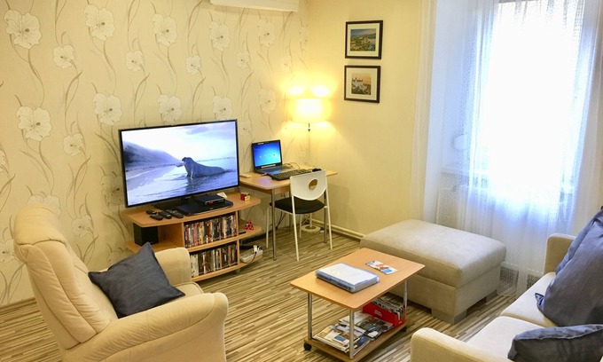 Old Town Apartment | Stylish Apt. Blue -Great Location! AC+Washer&Dryer+Free safe parking 5mins away