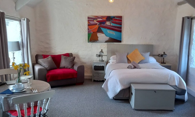 Chysauster Bed & Breakfast | Stylish B & B studio with parking 3 miles from St Ives
