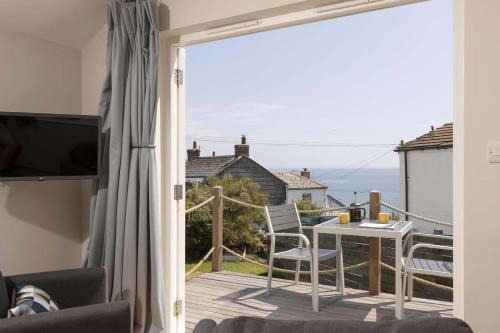 Gorran Haven House | Stylish Boatshed with Sea Views Private Parking