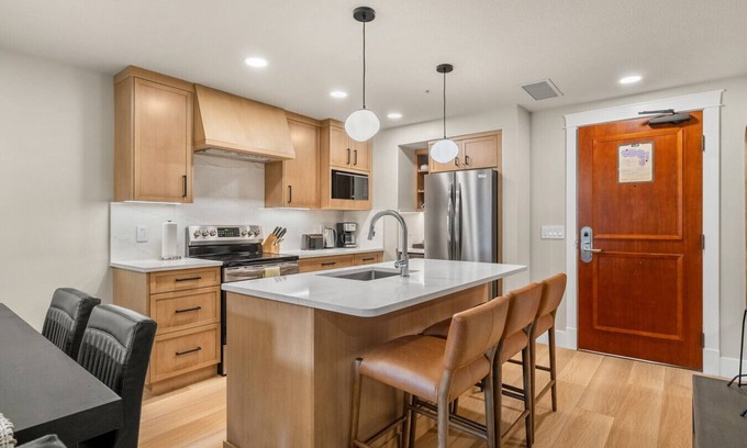 Canmore Apartment | Stylish Canmore Escape | Sleeps 6 | Pool + Hot Tub