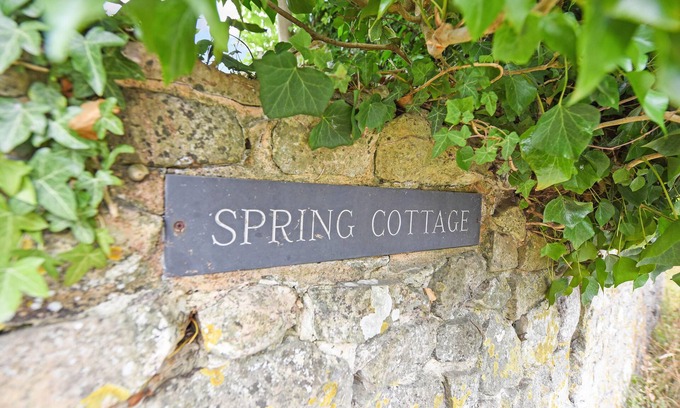 Amberley Cottage | Stylish & comfortable cottage in a beautiful village with stunning views