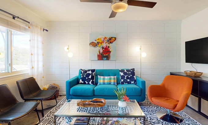 Travis Heights Condo | Stylish condo w/WiFI, full kitchen, shared pool, balcony, and downtown views