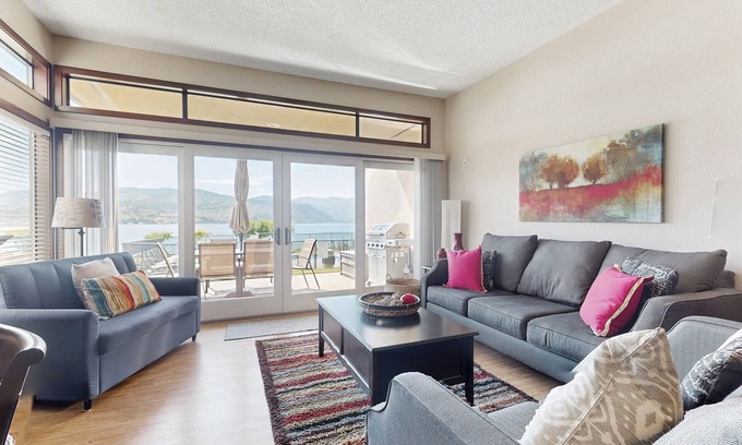Chelan Condo | Stylish Condo with Shared Hot Tub, Pool & Lakefront Access