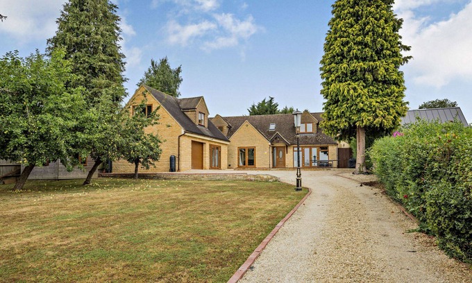 Chipping Norton Cottage | Stylish Cotswold holiday cottage with a superb garden - Windrush, Salford