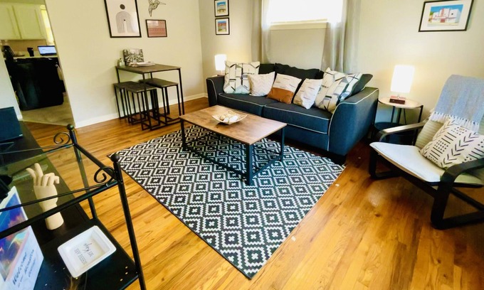 Northside Cottage | Stylish Cottage 222 - Free Parking - Self Check-in