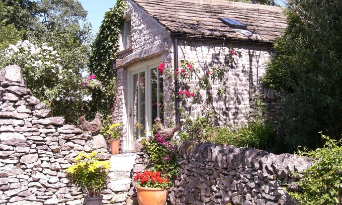 Chelmorton House | Stylish cottage for 2 guests, pet friendly, dining pub nearby, Chatsworth 10m.