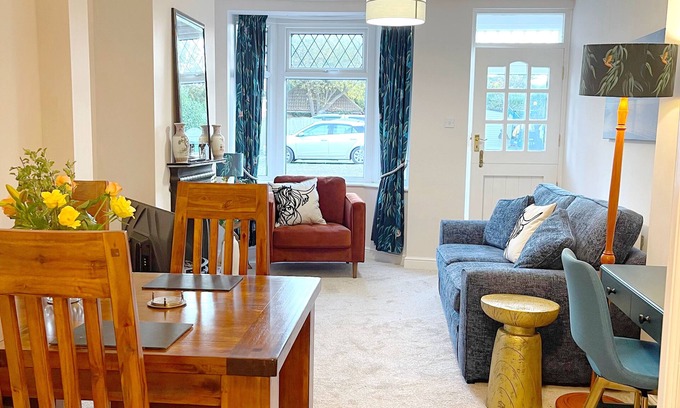 North Ferriby House | Stylish cottage in vibrant riverside village