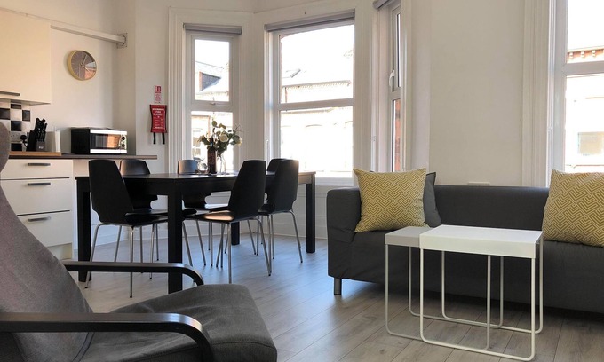 Queens Quarter Apartment | Stylish duplex apt close to downtown & Queens Uni (Wellesley Avenue)