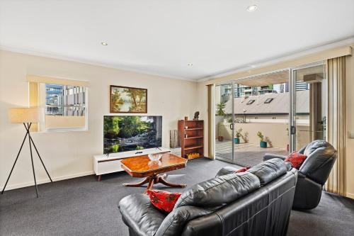 Spring Hill Apartment | Stylish Escape Free Parking for 2 Walk to CBD