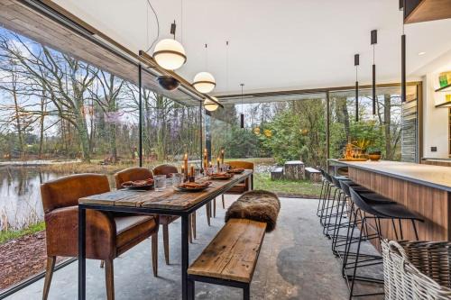 Stekene House | Stylish lakehouse in idyllic, private green scenery