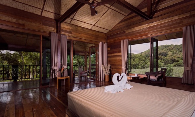 Wieng Cottage | Stylish loft in stilted wooden longhouse