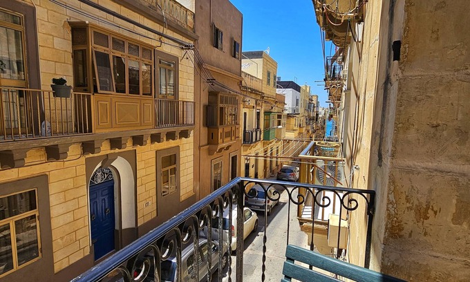 Cospicua House | Stylish Maltese Retreat with Stunning Views