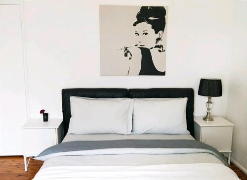Glenfield House | Stylish Master Suite + Private Bathroom + TV FREE Parking Pet Friendly
