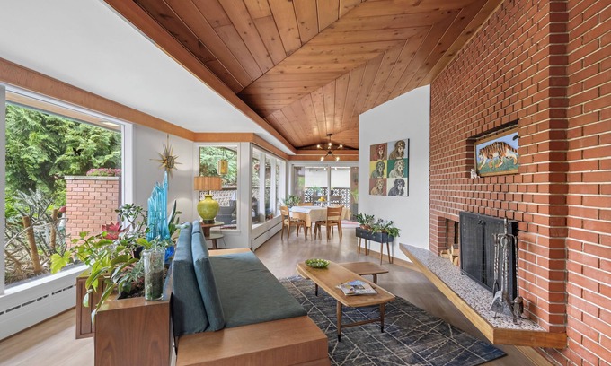 Central Okanagan House | Stylish MCM Rancher w hot tub - steam room - dog friendly