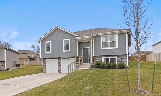 Grandview House | Stylish MidModern New Build w/Extra Apartment