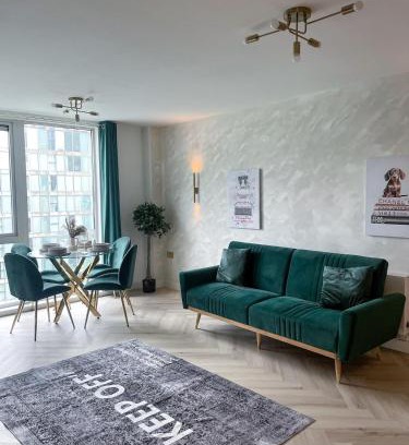 Central Milton Keynes Apartment | Stylish MK City centre Flat - Free Parking and Balcony