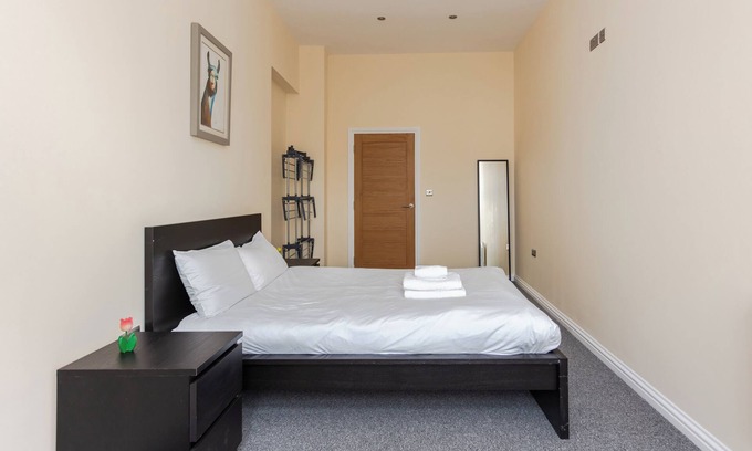 Peninsula Apartment | Stylish + modern 2 bedroom property in Greenwich!
