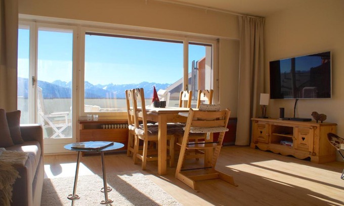 Lens Apartment | Stylish & Modern, Eperon