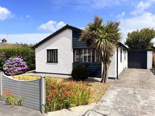 Holyhead House | Stylish Modern Home with Parking Enclosed Garden