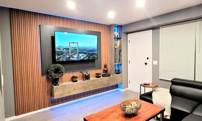 Winnipeg House | Stylish Modern & Unique Property: A Chic Haven for Discerning Guests
