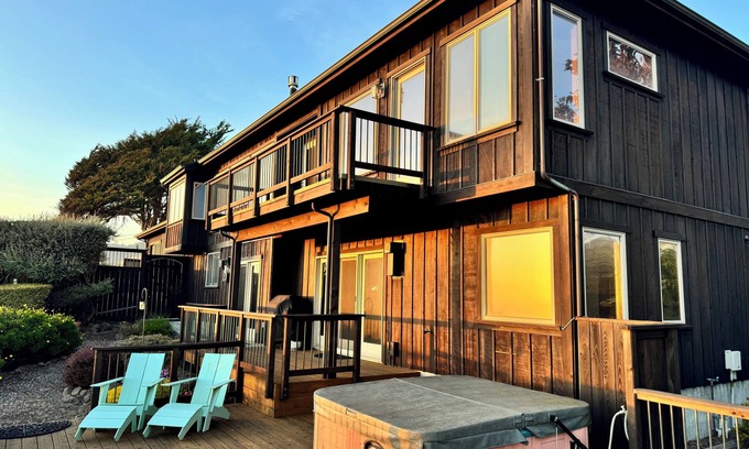 Philo House | Stylish Oceanfront Home with Stunning Bluff Views, Deck & Balcony - Near Beach