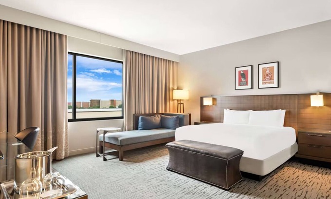Bee Cave Apartment | Stylish Pool View King | Free Parking, Near Shops, Parking Steps Away!