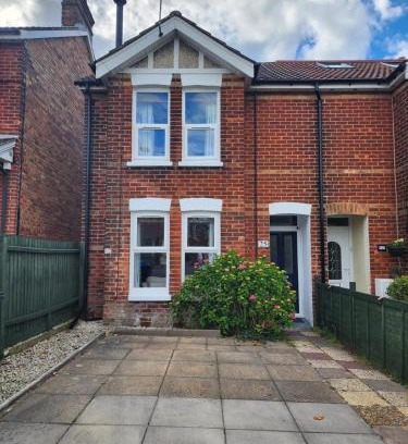 Poole House | Stylish Poole Stay: 2BD Victorian Home