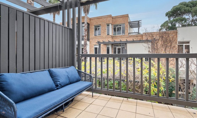 Hawthorn Apartment | Stylish, Quiet & Comfy Apartment - 4kms to MCG - Public Transport at Front Door
