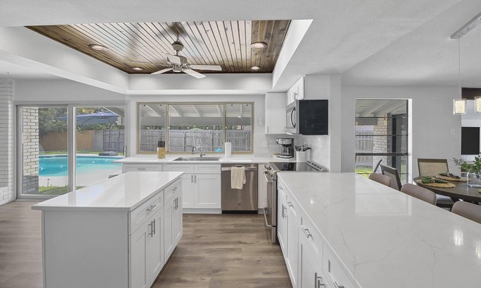 Northeast Carrollton House | Stylish Retreat With Large Diving Pool! Pet And Family Friendly