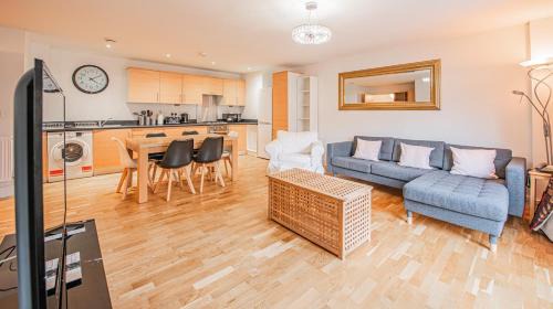 Queen's Park Apartment | Stylish Spacious 3 Bed Home 5min walk from station