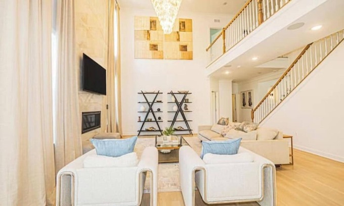 Montpelier House | Stylish & spacious 7BR Glen Dale Home w/Game Room