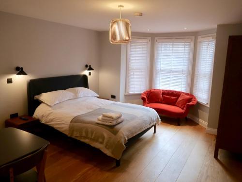 Twickenham Riverside Apartment | Stylish Studio Apartment, ensuite, kitchenette