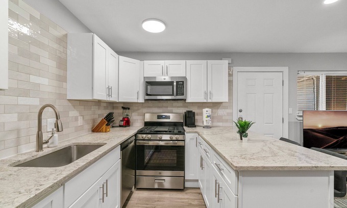 Clarksville Apartment | Stylish Studio | Downtown | Evonify 4373