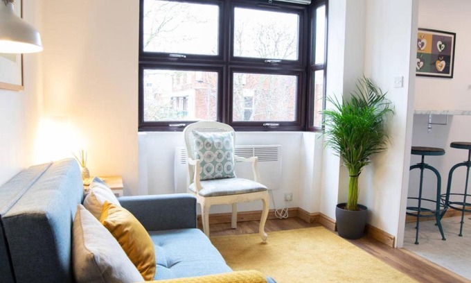 Hammersmith and Fulham Apartment | Stylish Studio Flat in West Kensington