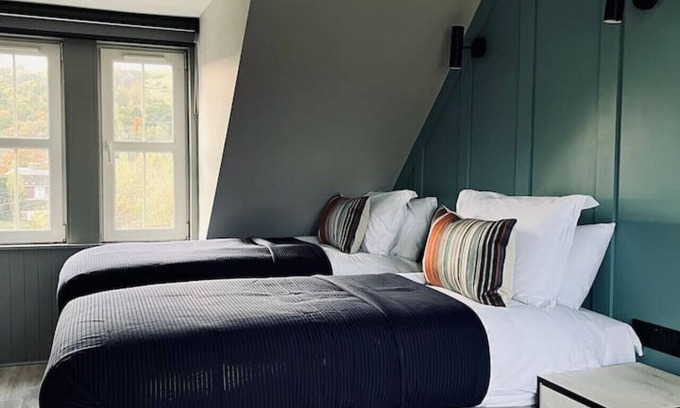 Innerleithen Apartment | Stylish studio room, twin, en-suite & kitchenette