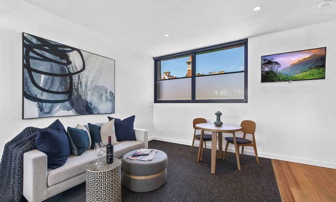 St Kilda West Apartment | Stylish Studio with Great Amenities near Beachside