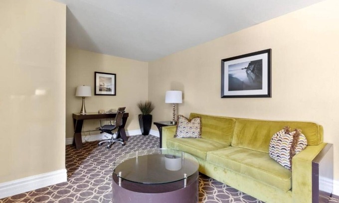 Corte Madera Hotel | Stylish Suite Near Trader Joe’s | Courtyard | Parking | Onsite Pool | BBQ Area