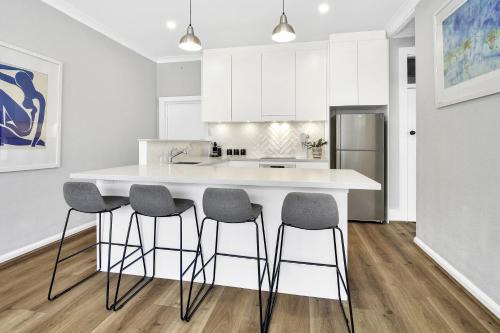 Mosman Apartment | Stylish, Sunny & Spacious 2 Bedroom Apartment, Mosman