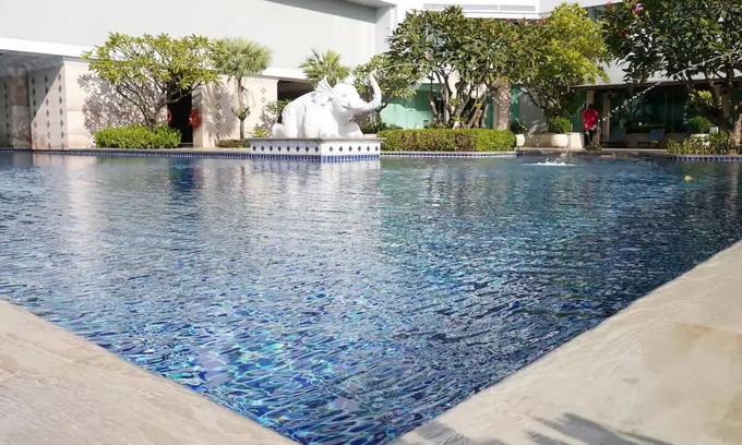 Khlong Ton Sai Apartment | Stylish two bedroom with river view