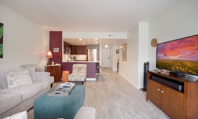 Kahaluu-Keauhou Condo | Stylish Top Floor Condo – Partial Ocean View, Pool, BBQs, Steps to Magic Sands