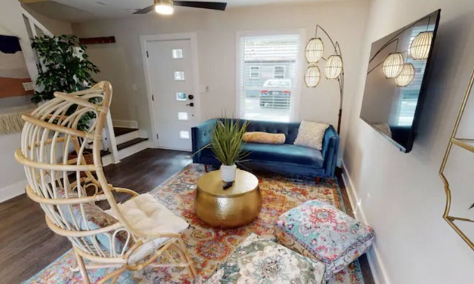 Villa Heights Apartment | Stylish Uptown 2BR & 1.5 Bath Getaway, by Mansion