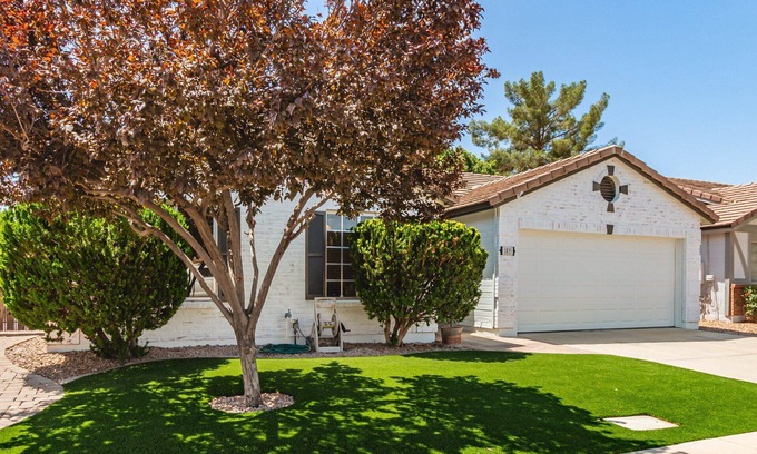 Val Vista Lakes House | Stylish Val Vista Home | 3BR + Yard & Putting Green