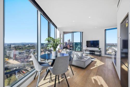 Southbank Apartment | Stylish, Views, Heated Pool, Gym