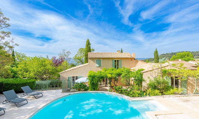 Menerbes Villa | Stylish Villa for 8, Menerbes, wonderful views, pool and 2 min walk into village