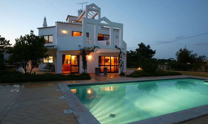 Vale Navio Villa | Stylish Villa with Large Private Pool ,Walled Garden & Sea Views very quiet -