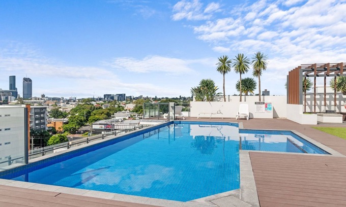 West End Apartment | Stylish West End Stay with Rooftop Pool & BBQ