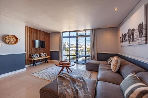 Big Bay Apartment | Stylishly Decorated Beachfront apartment w Inverter, 202 Eden