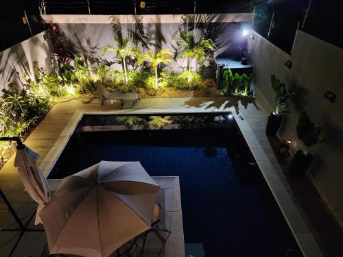 Niteroi House | Suíte tripla com vista piscina em casa familiar de luxo em Itaipu
