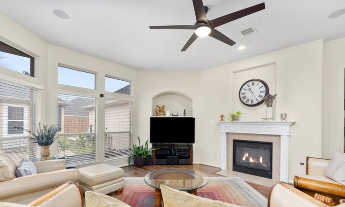 Cypress House | Suburban Corporate Housing w/ Dual Offices and Flex Space